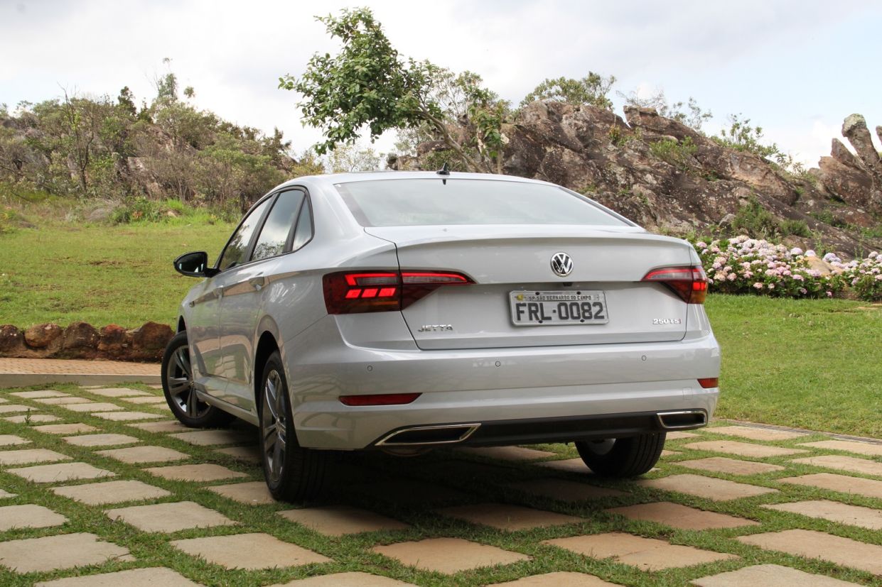 Nova geração do Volkswagen Jetta ganhou equipamentos e espaço, mas perdeu a suspensão traseira multilink