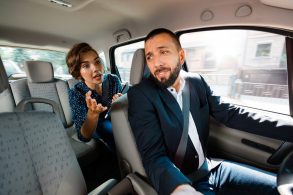taxista passageiro cinto banco traseiro shutterstock