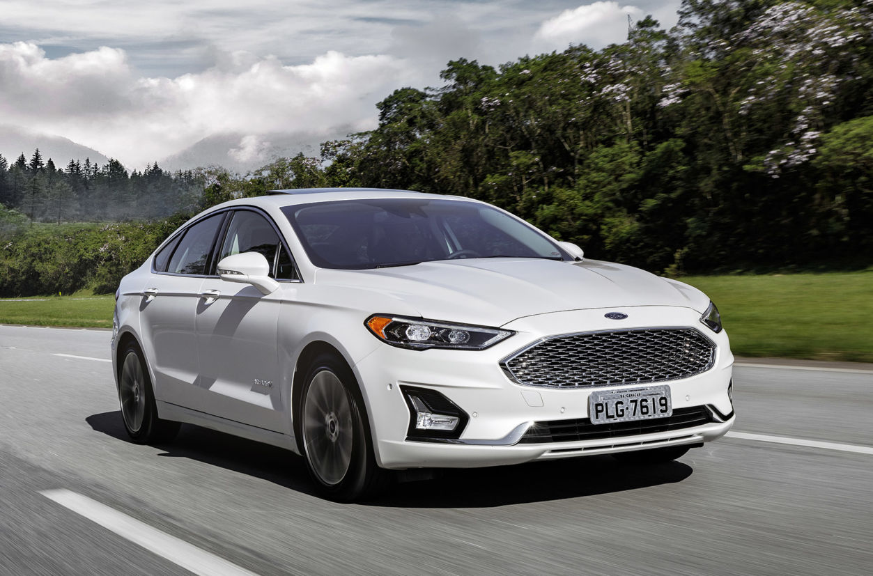 ford fusion 2019 titanium branco frente em movimento