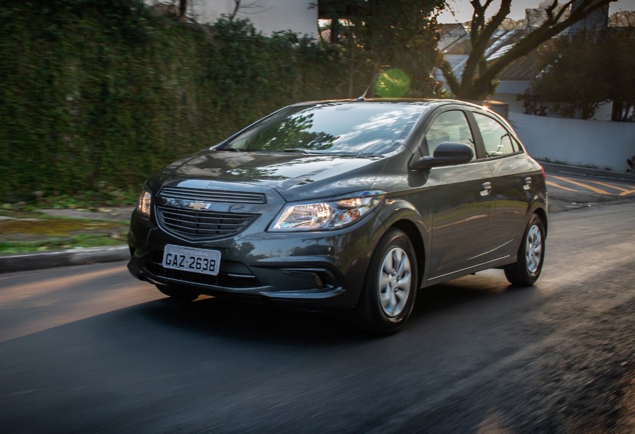 Fenabrave digulvou a lista dos carros mais vendidos no Brasil. Chevrolet Onix segue isolado na primeira posição. Maior destaque vai para o sedã Prisma.