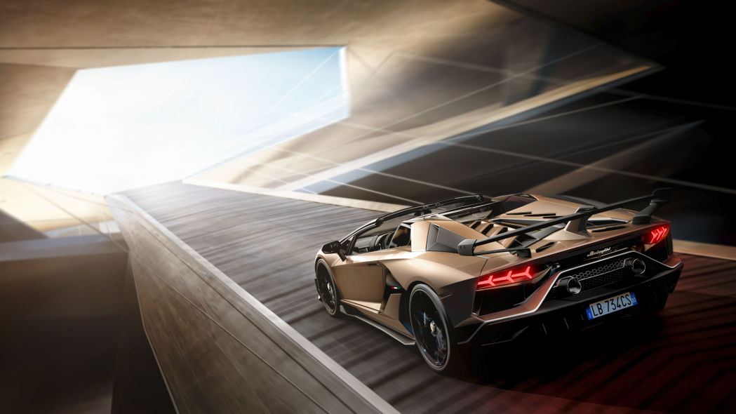 A Lamborghini apresentou, no Salão de Genebra, o Aventador SVJ Roadster. O esportivo é uma versão conversível e ainda mais potente do cupê de mesmo nome.