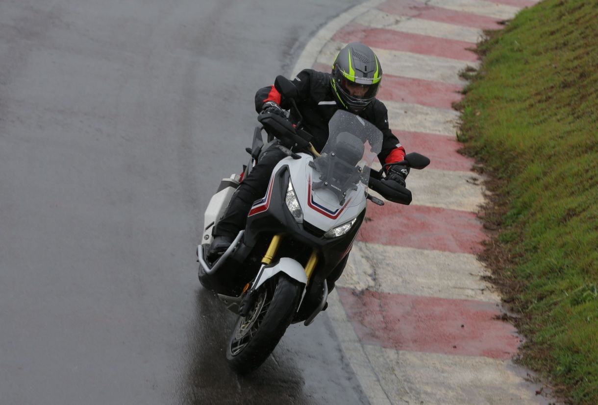 Honda X-ADV mistura a praticidade e conforto dos scooters, veículos essencialmente urbanos, com a versatilidade das motocicletas fora de estrada