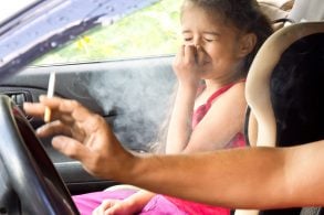 fumar dirigir crianca cigarro fumar dirigindo shutterstock