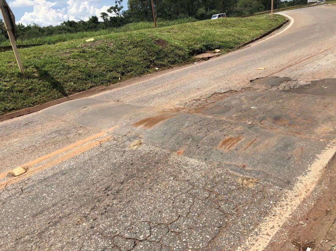 Lombadas em marginal da BR-040 (Brasilia-Rio), de responsabilidade do DNIT: altura (14 cm) superior à máxima permitida (10cm) e largura inferior à minima, sem pintura e sem sinalização anterior, nos dois sentidos