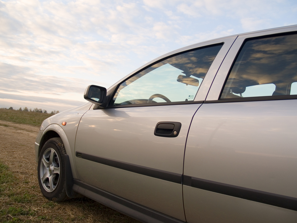 shutterstock 587056 carro duas portas lateral