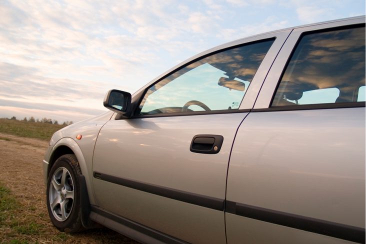 shutterstock 587056 carro duas portas lateral