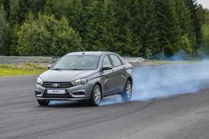 Carro freia travando rodas