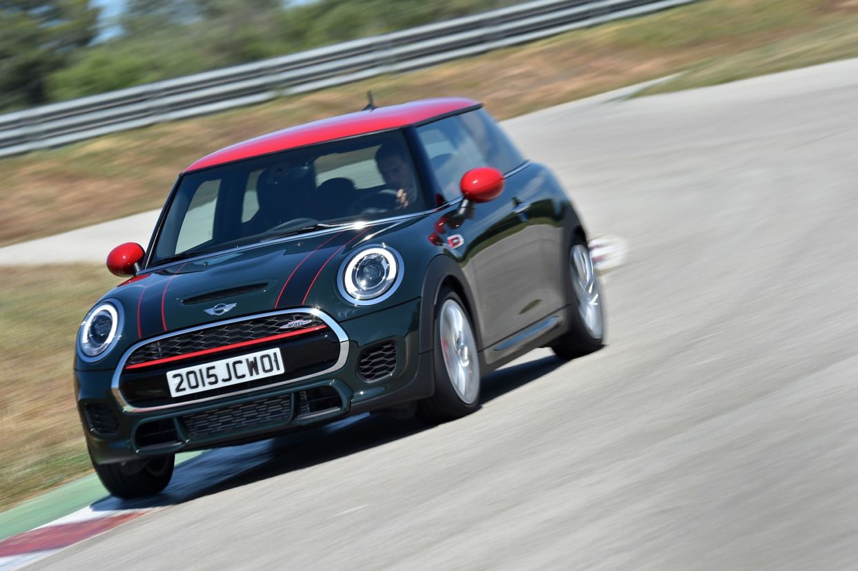 mini john cooper works de frente em movimento