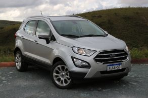 ford ecosport prata estacionado em frente a montanha