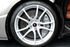 pneu perfil baixo roda aro grande shutterstock 1033965076