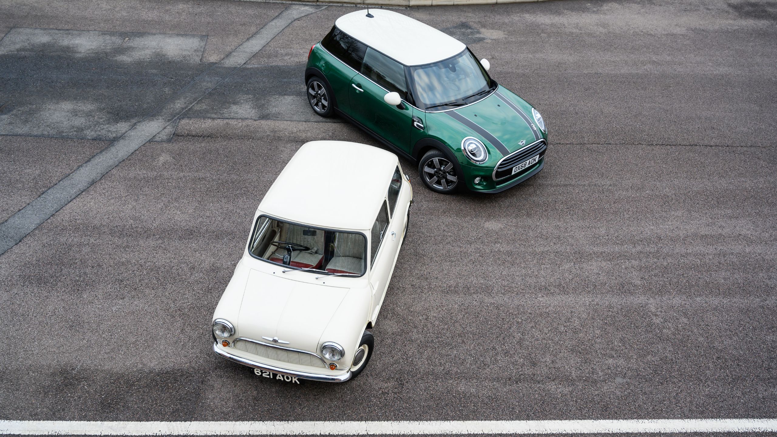 Mini 60 Years ao lado do modelo original