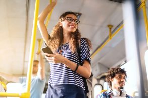 musica no onibus celular transporte publico shutterstock