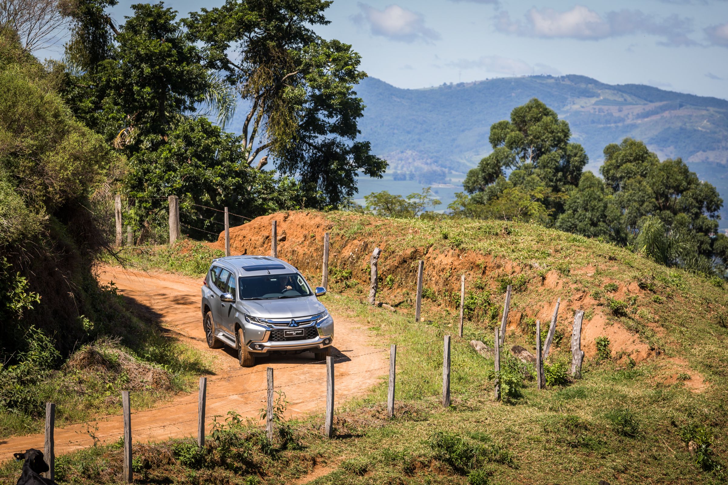 Confira os destaques da semana, com o novo Pajero Sport, os concorrentes do Toyota Corolla, a verdade sobre o Grand Siena Tetrafuel, e mais.