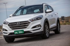 hyundai new tucson branco com placa verde visto de frente