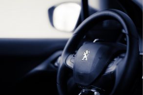 peugeot volante marca shutterstock 1313689373