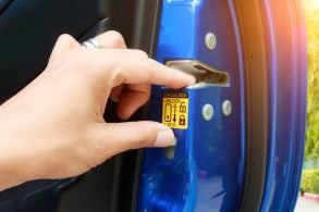 trava porta carro para criancas shutterstock