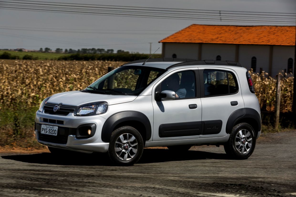 fiat uno way prata lateral em movimento