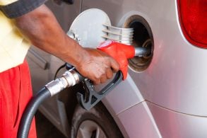 bomba de combustivel gasolina etanol diesel frentista posto de combustivel abastecer shutterstock 2