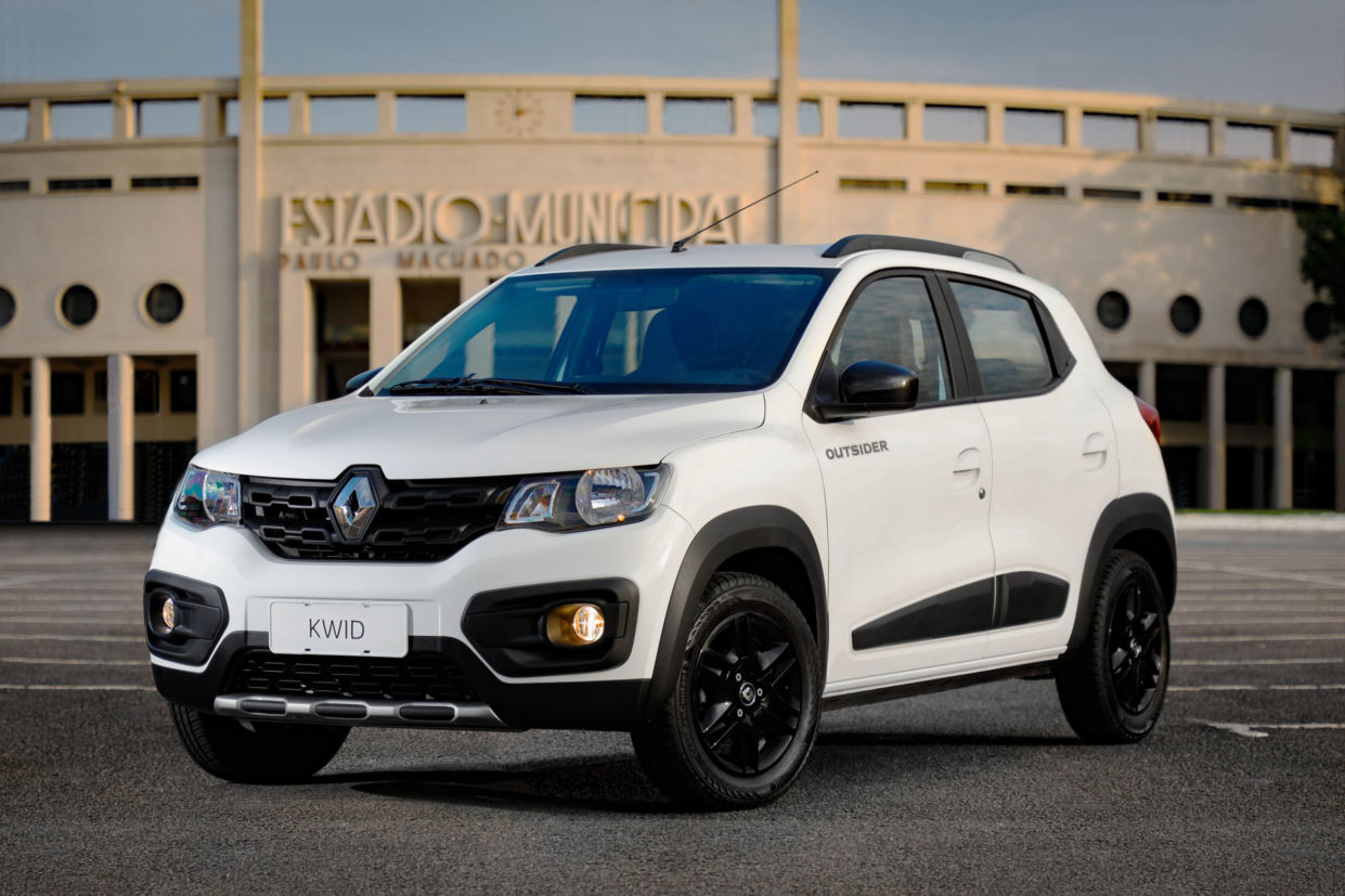 renault kwid outsider branco de frente: anunciado como SUV dos compactos, modelo é, na verdade, um hatch aventureiro