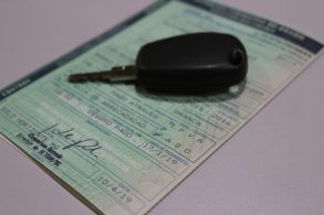 chave de carro sobre crv certificado de registro de veículo