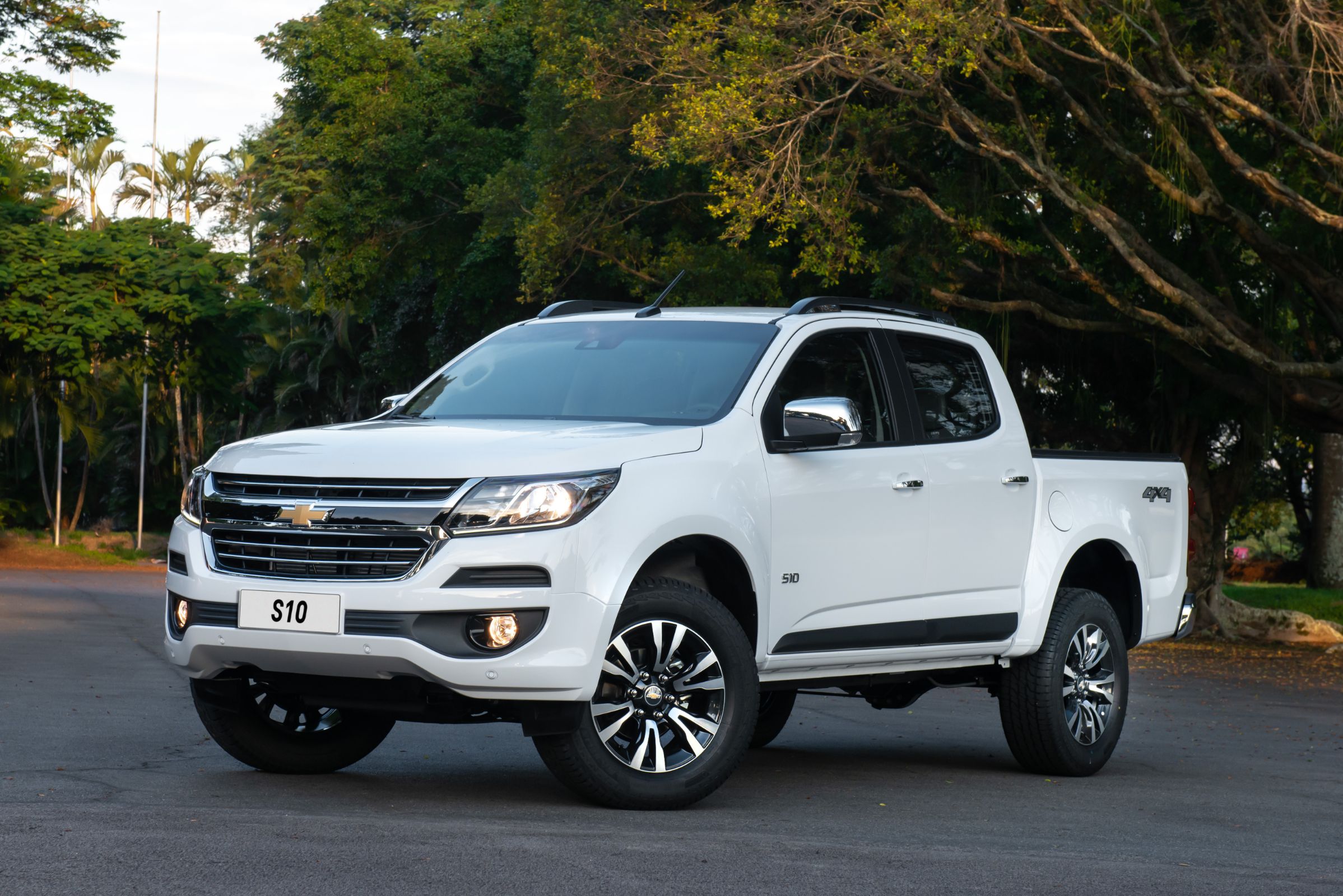 Carros e Caminhonetes Chevrolet Branco, gasolina e álcool