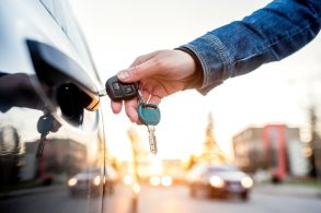 alugar carro comprar automovel abrir carro chave mao porta