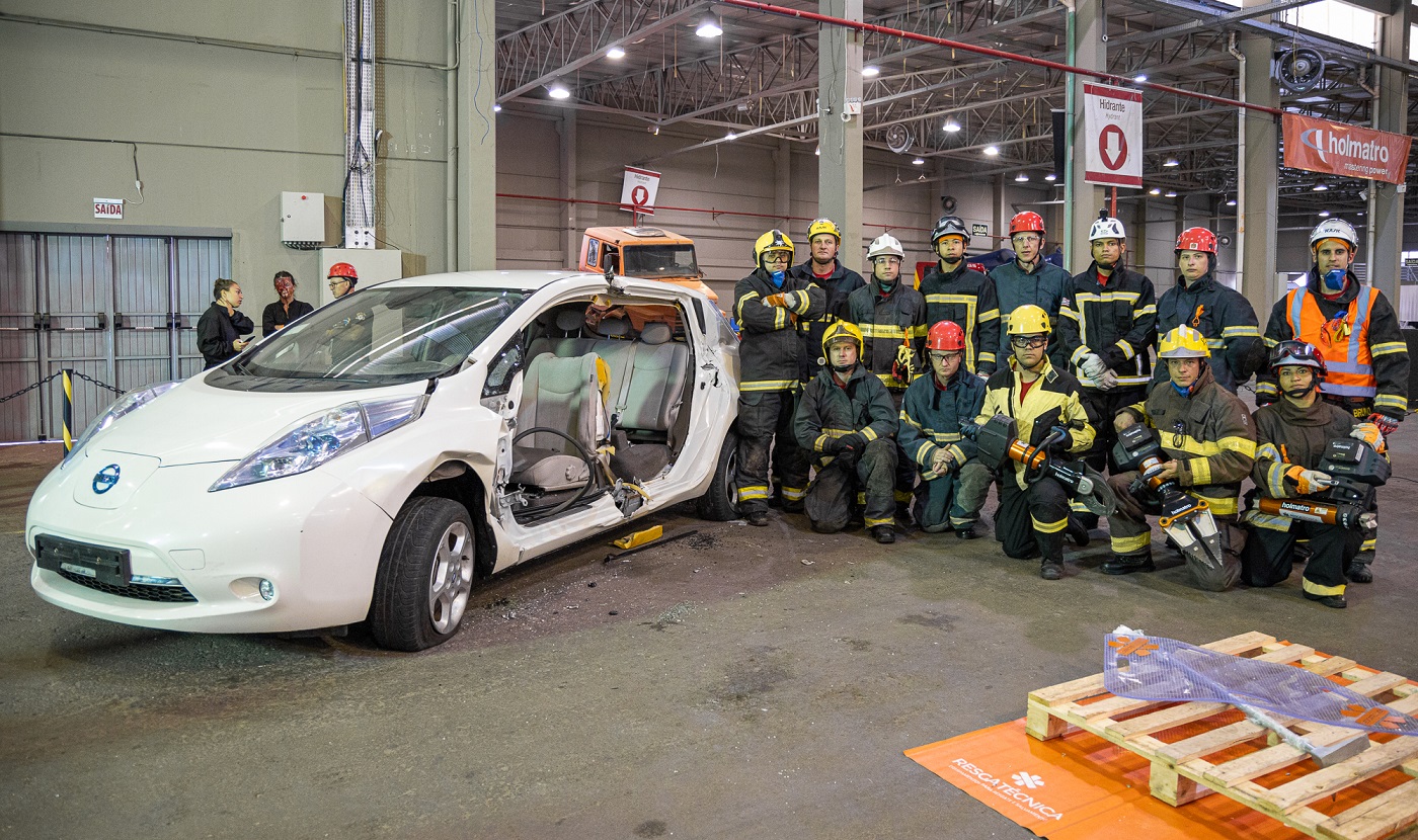 treinamento de bombeiros para salvamentos em acidentes de transito com carros eletricos nissan leaf