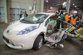 treinamento de bombeiros para salvamentos em acidentes de transito com carros eletricos