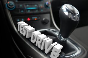 test drive cambio interior carro shutterstock 358039160