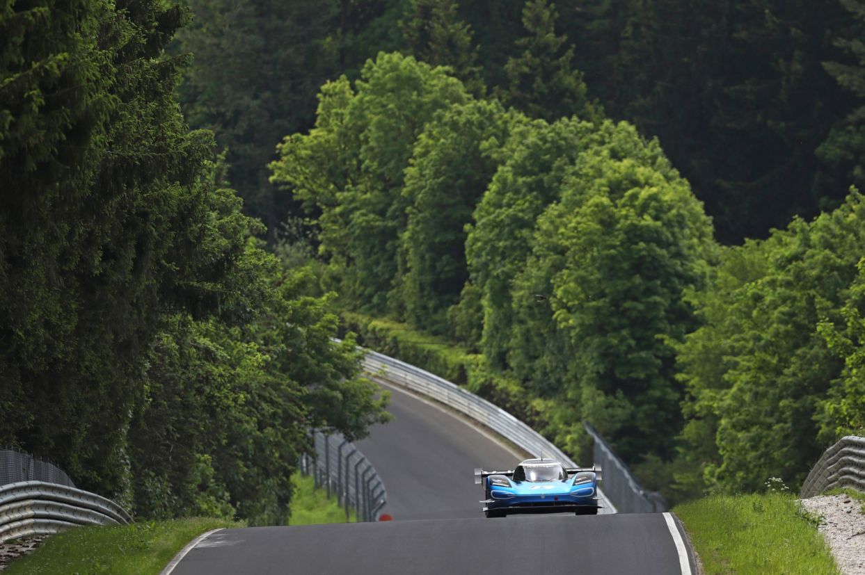 carro de corrida eletrico volkswagen pikes peak Volkswagen ID R: "Garoto propaganda", carro de corrida elétrico da alemã conquistou mais um marco de velocidade entre na categoria - mas não o recorde absoluto de Nürburgring.