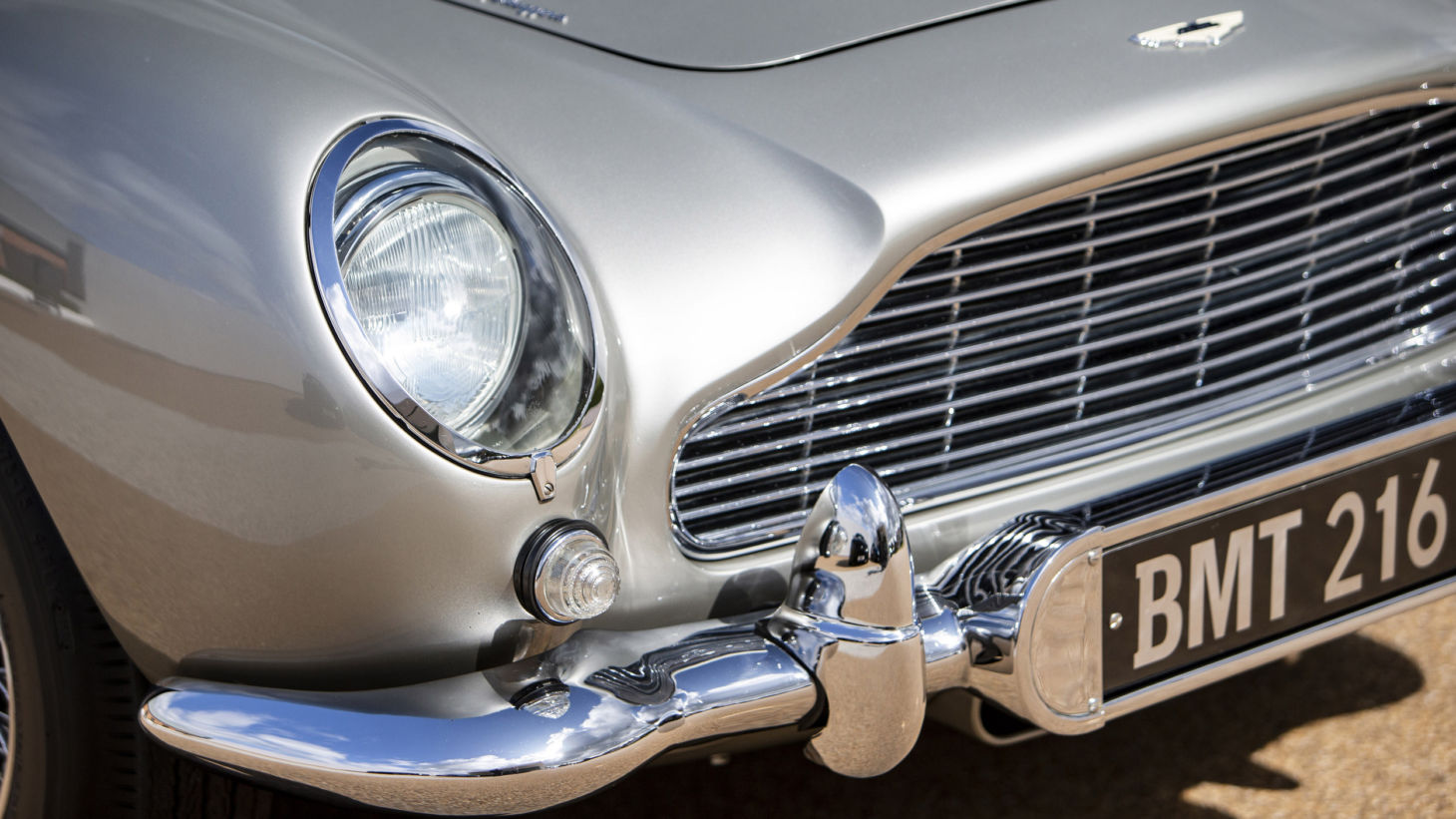 aston martin db5 james bond 14