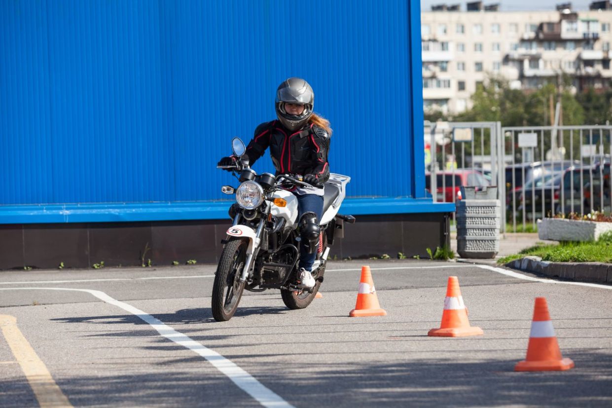moto escola cnh motociclista O Contran resolveu acabar com a obrigatoriedade dos simuladores de autoescola, diminuir a carga horária de cursos práticos e facilitar a CNH para motos.