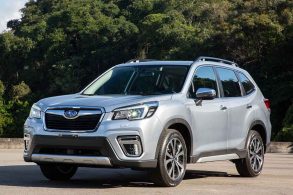 Subaru Forester prata visto de frente