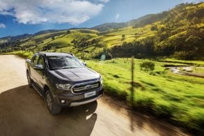 ford ranger 2020 limited rodando em estrada de terra