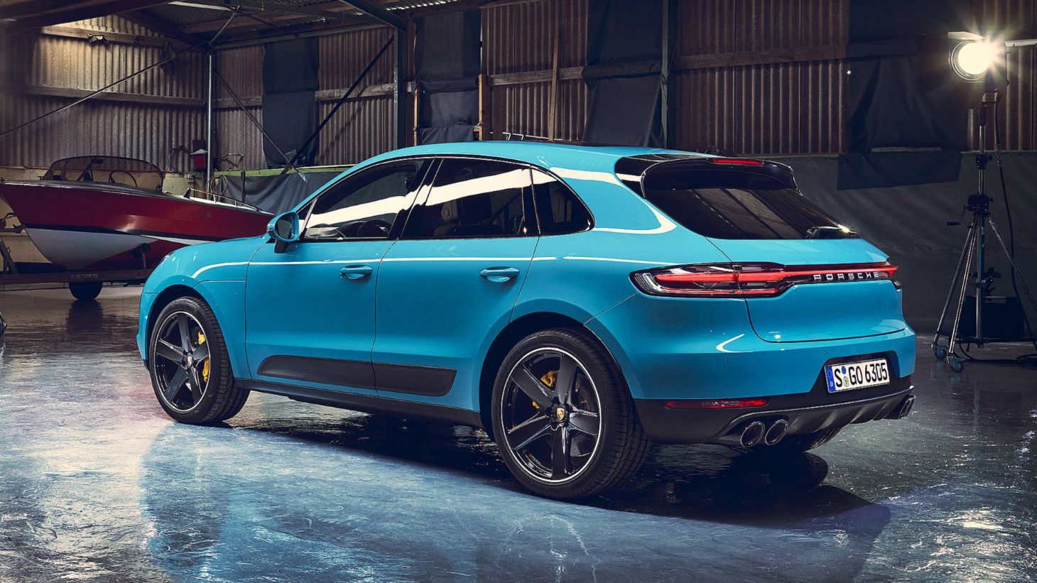 porsche macan 2019 traseira Porsche Macan 2020 finalmente chega às ruas brasileiras. SUV teve visual renovado, recebeu uma central multimídia mais complexa e parte de R$ 329 mil.