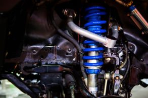 amortecedor carro suspensao roda disco mecanico manutencao