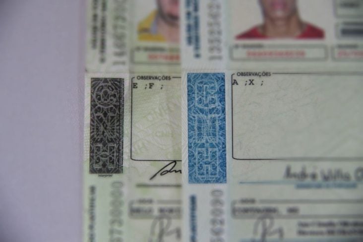 foto cnh habilitacao letras observacoes desfocado