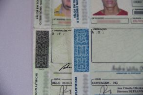 duas carteiras nacionais de habilitação (cnhs) sobre a mesa com foco no campo 