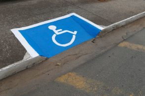rampa para cadeirantes calcada