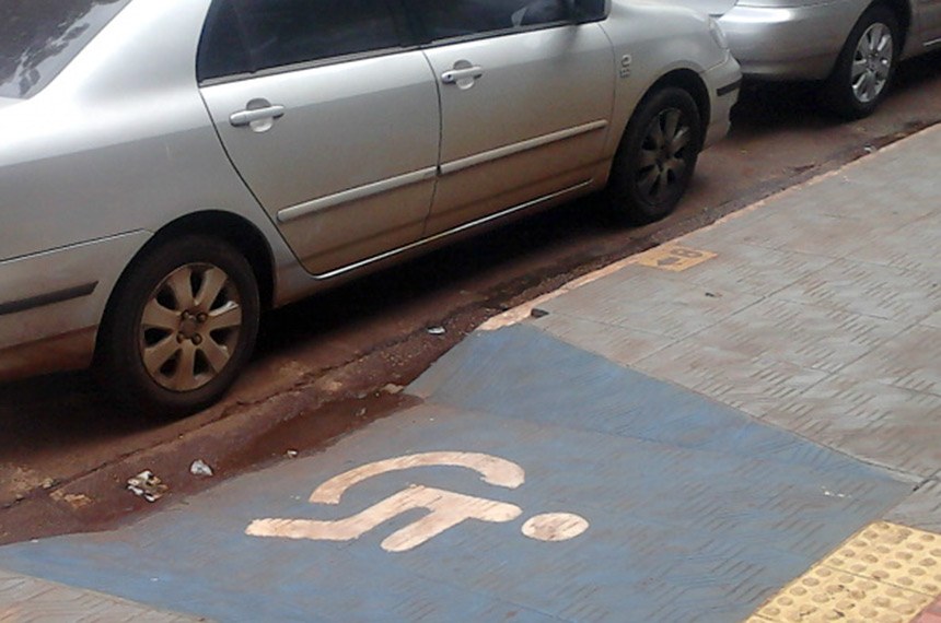 PL que tramita no Senado quer tornar infração gravíssima o ato de estacionar diante de rampa para cadeirante ou em faixas de pedestres e ciclovias.