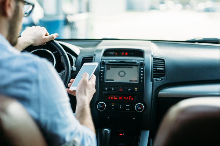 dirigir usando celular volante seguranca acidentes