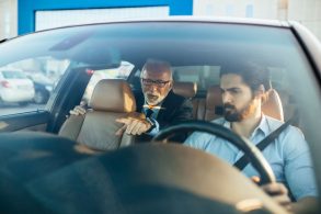 Projeto de Lei que tramita em caráter conclusivo na Câmara dos Deputados quer exigências mais duras para motoristas de aplicativos, táxis e vans.