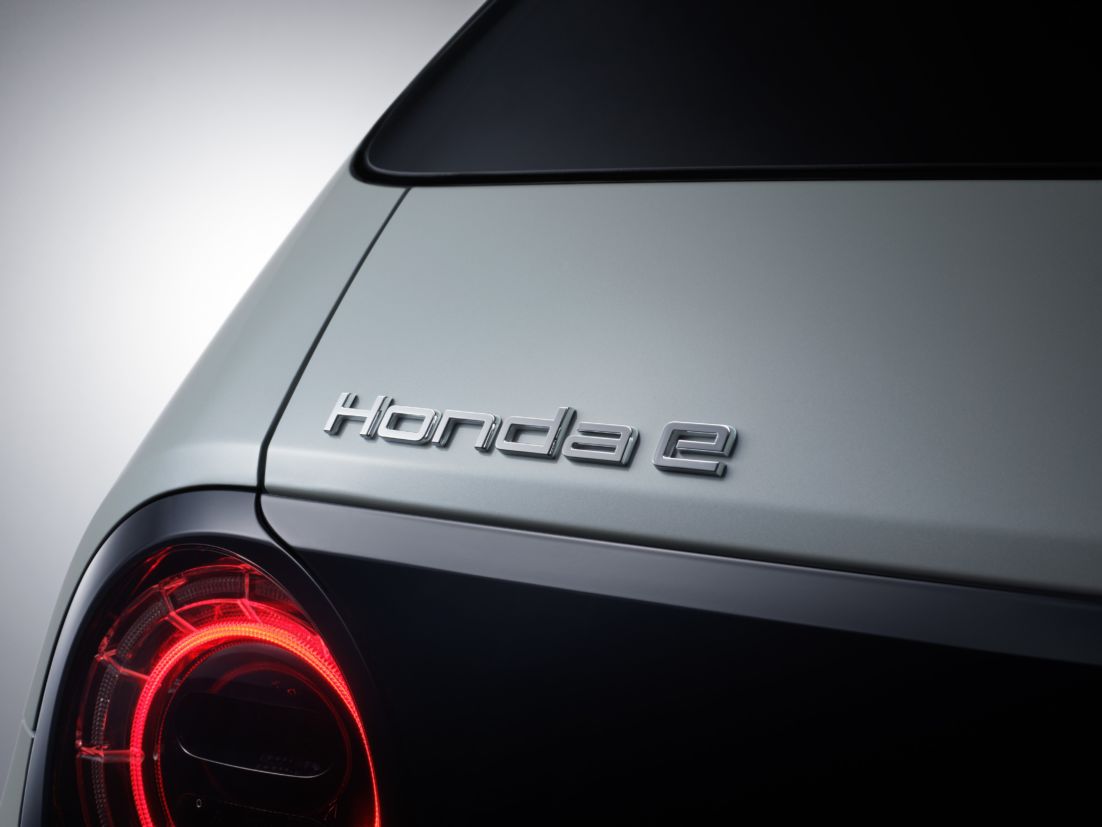 Elétrico da Honda "e", baseado no conceito Urban EV, foi revelado pela marca antes do lançamento, no fim do mês, durante o Salão de Frankfurt.