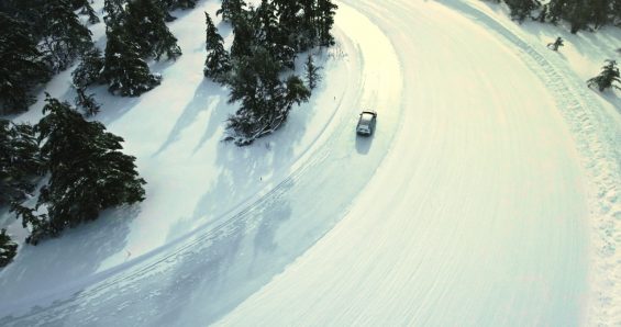 suv do mustang carro eletrico na neve 2