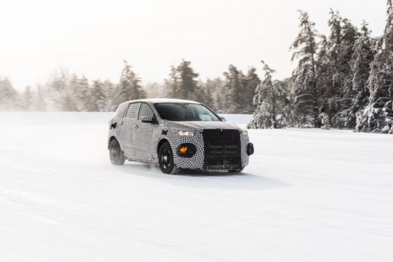 suv do mustang carro eletrico na neve 9