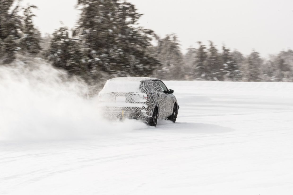 suv do mustang carro eletrico na neve 10