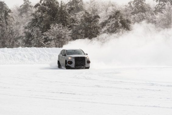 suv do mustang carro eletrico na neve 11