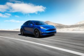 tesla model y azul frente em movimento