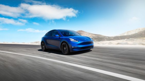 tesla model y azul frente em movimento