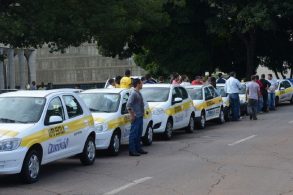 fila de carros de autoescola brancos em rua brasileira